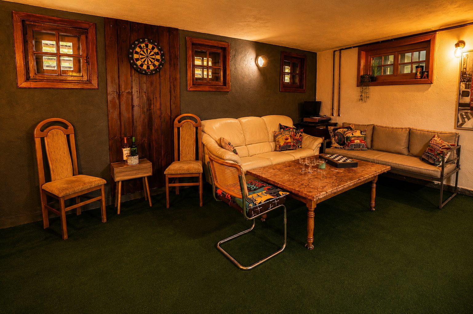 Zonă de darts și relaxare în sala de jocuri la Casa Rodica