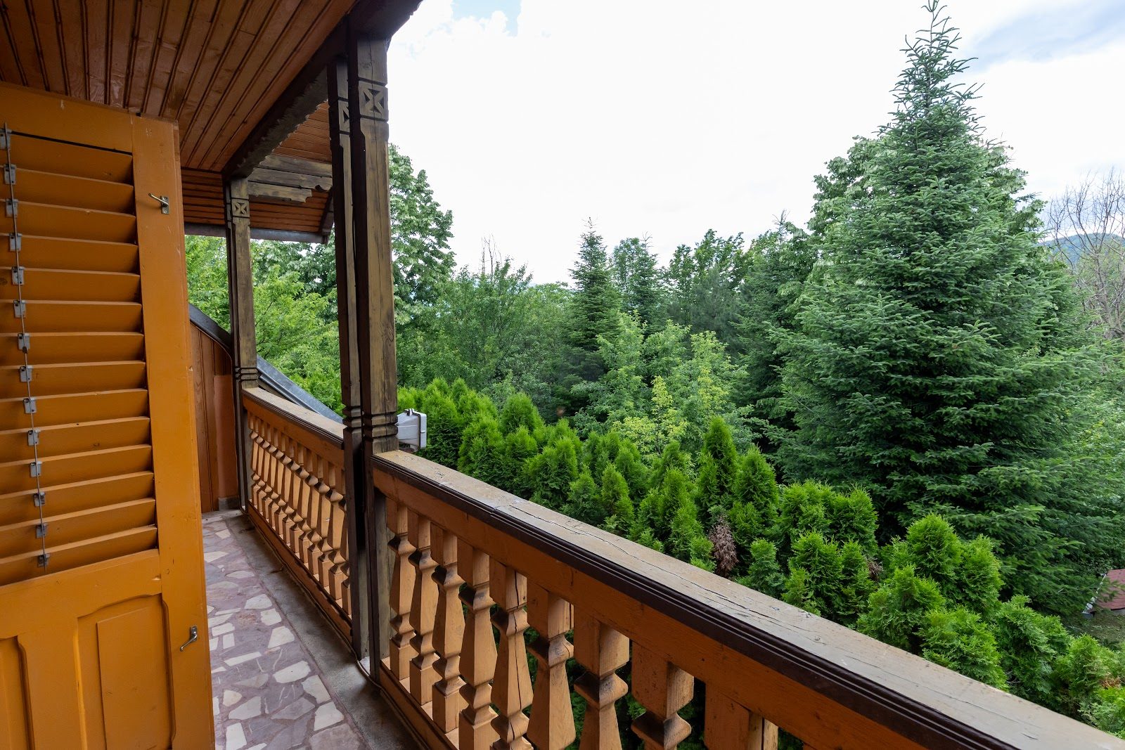 Balcon cu vedere spre pădure la vila Casa Rodica Breaza
