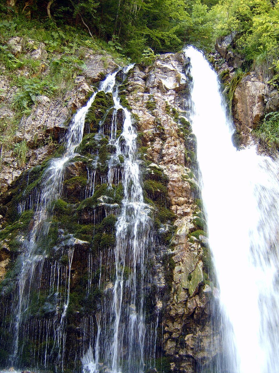 Cascada Urlătoarea din Munții Bucegi, aproape de Bușteni