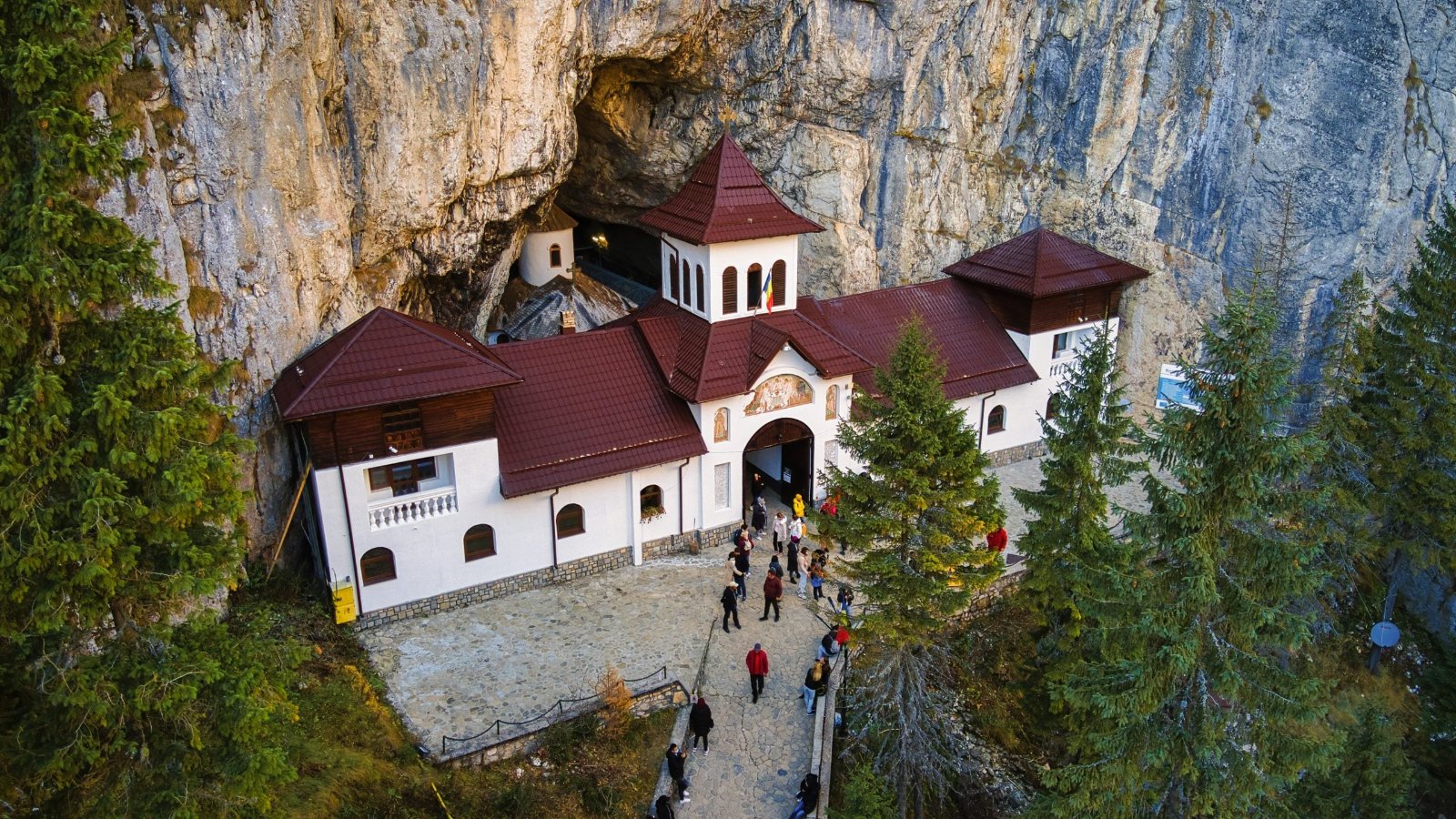 Peștera Ialomiței din Munții Bucegi