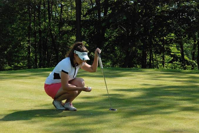 Fairway verde pe terenul de golf din Breaza