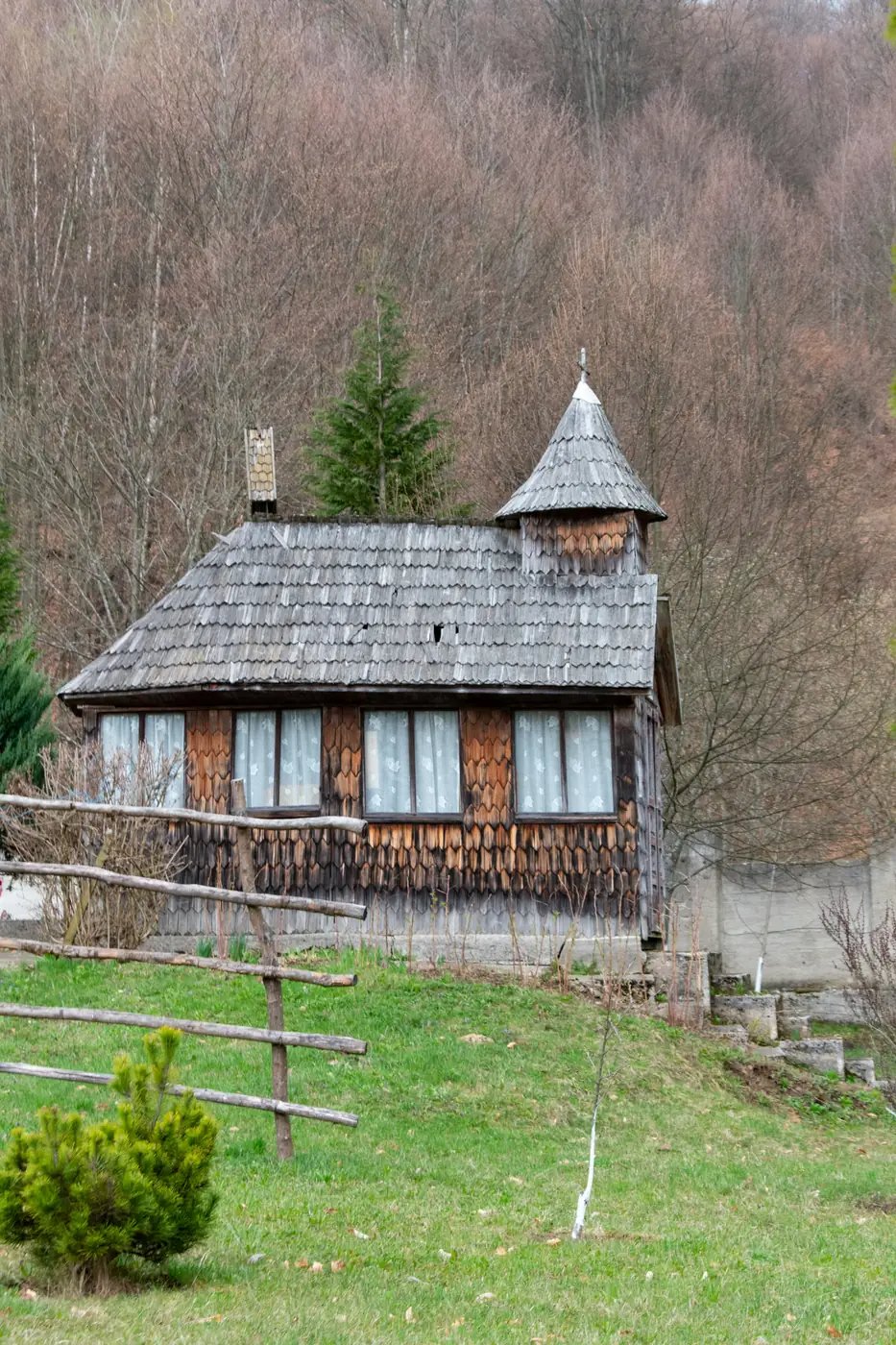 Mănăstirea Breaza, aproape de centrul stațiunii