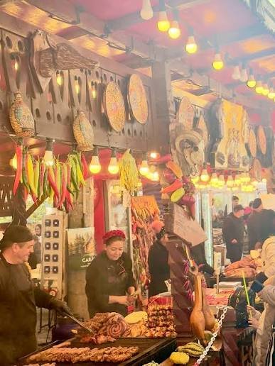 Preparate și atmosferă la un restaurant din Breaza