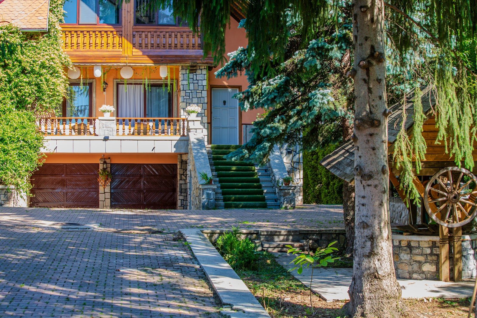 Exterior & livadă