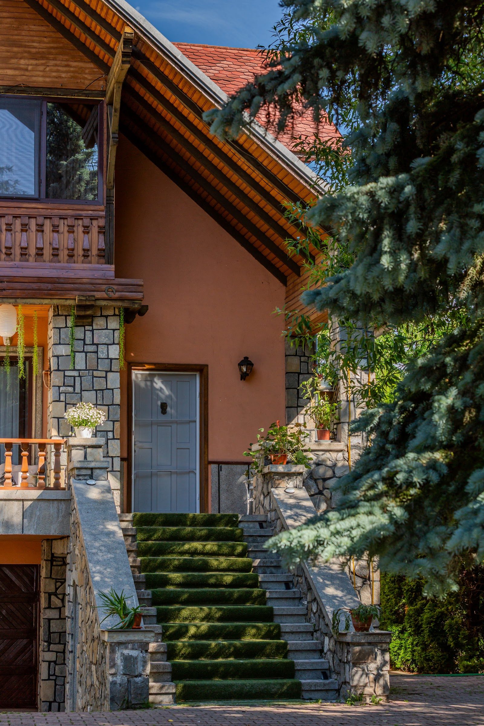 Livada și grădina de la Casa Rodica, punct de plecare spre Valea Prahovei