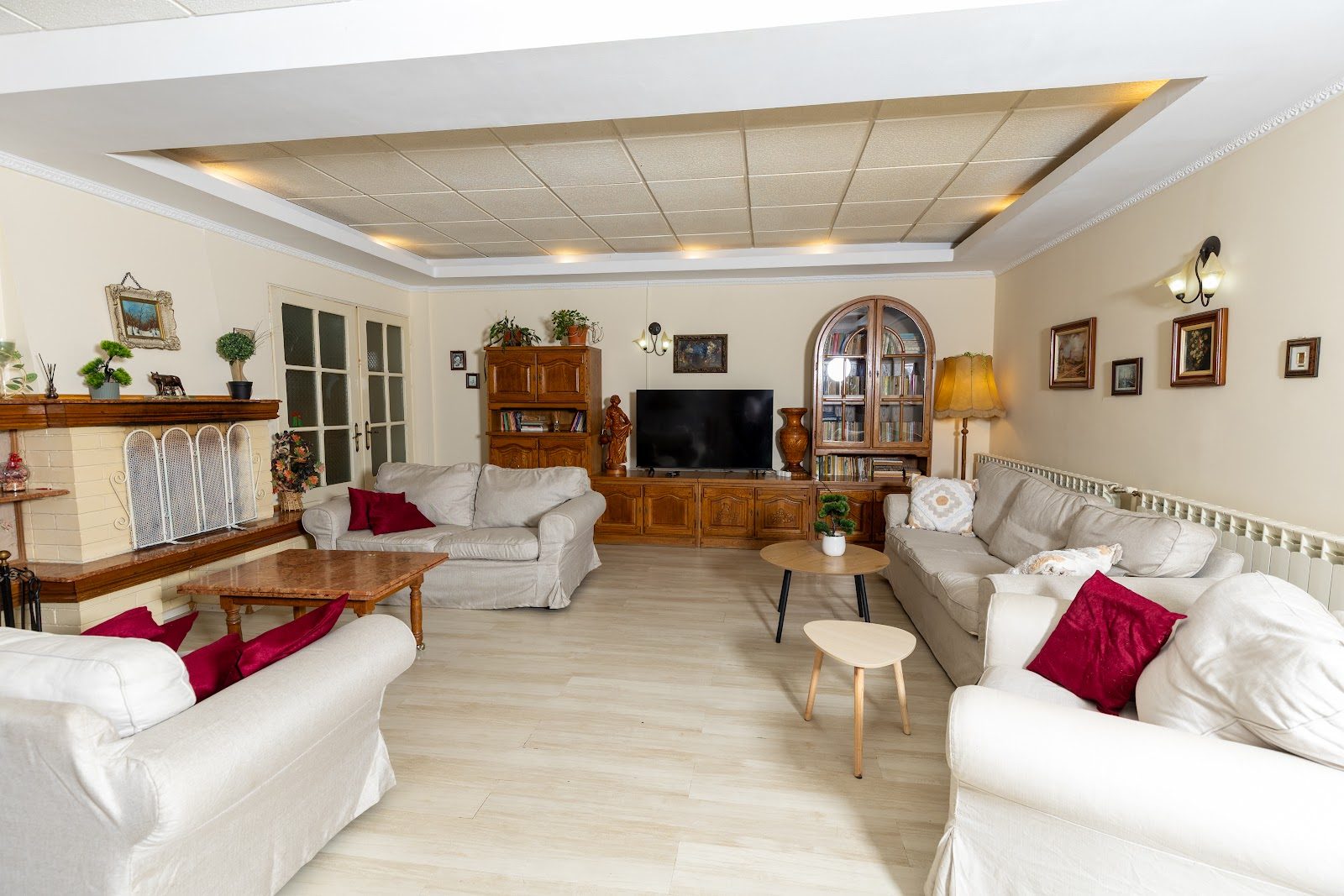 Living spațios cu semineu și bucătărie utilată la Casa Rodica