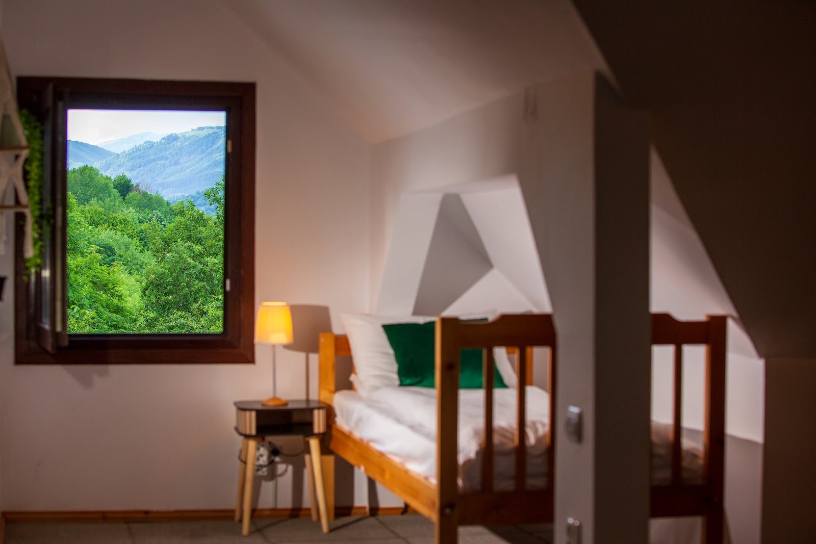 Dormitor la mansardă cu vedere spre munte la Casa Rodica
