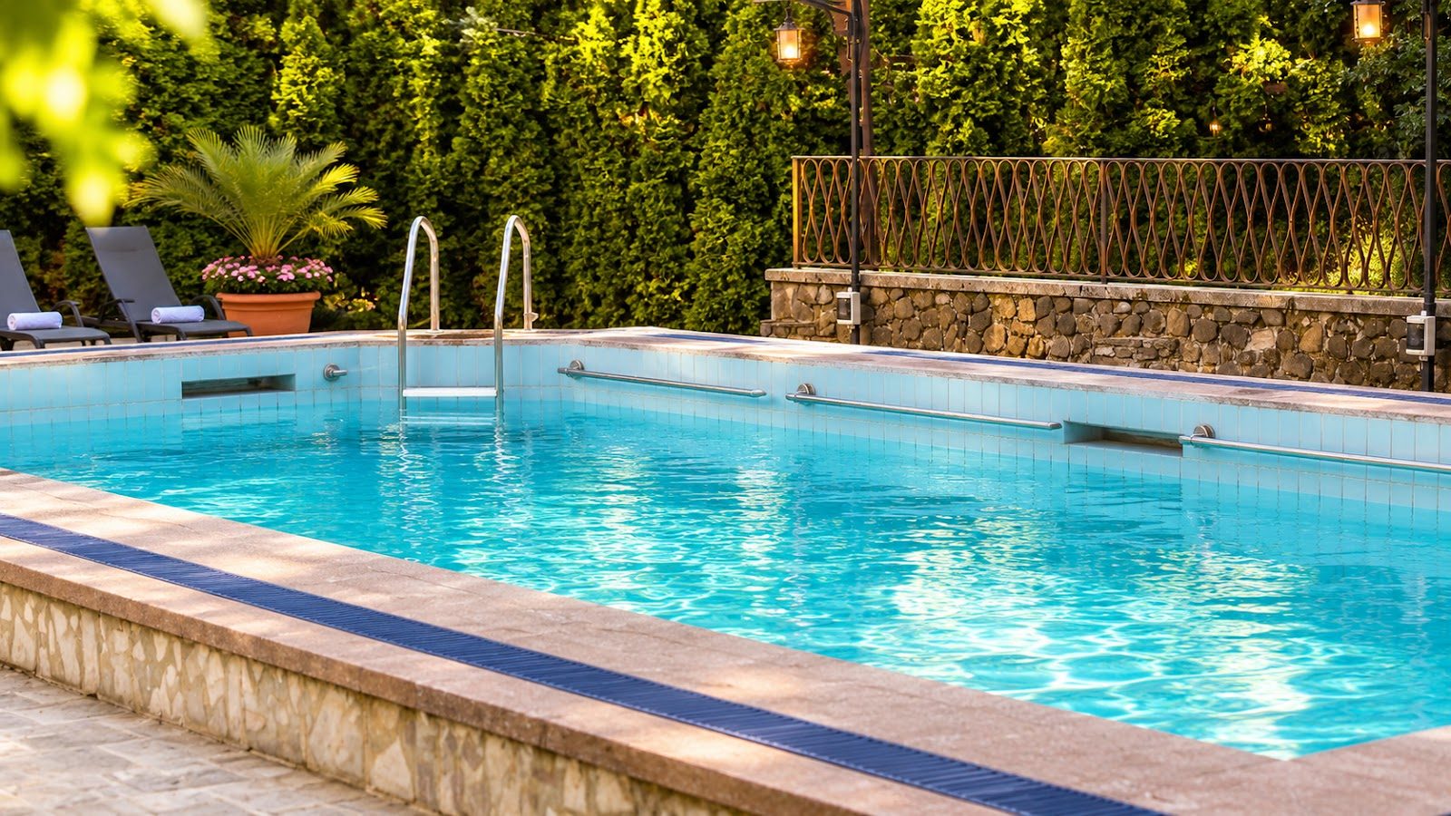 Piscină, curte & teren