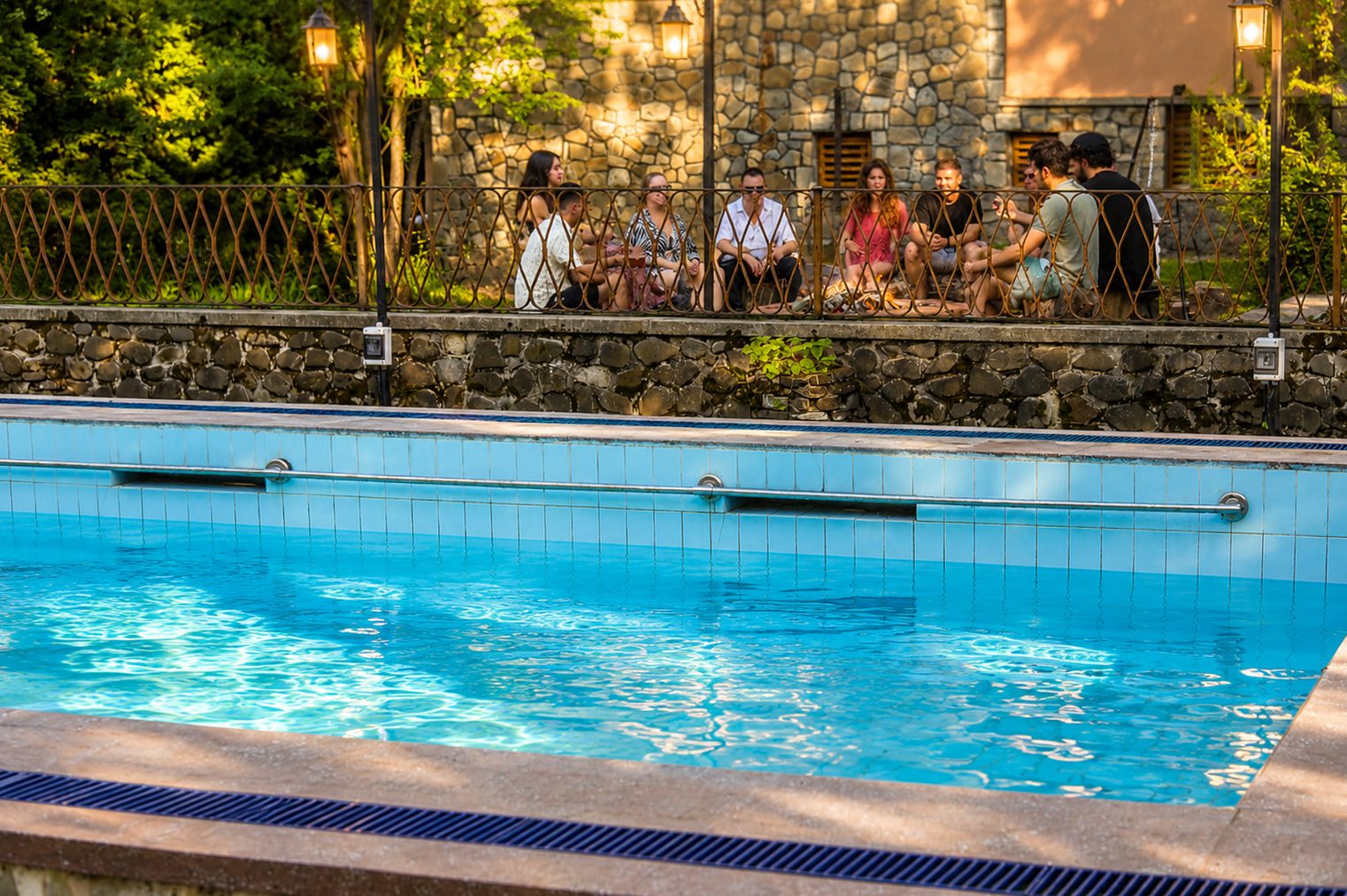 Piscină, curte & teren