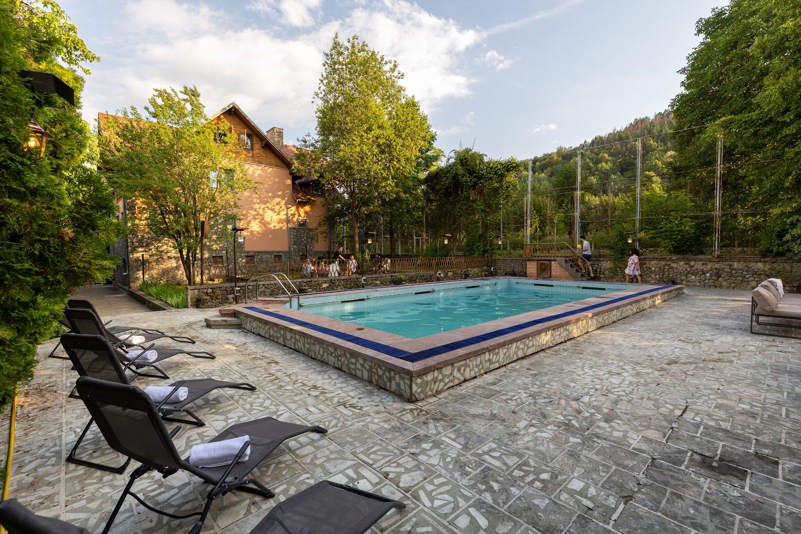 Piscină, curte & teren