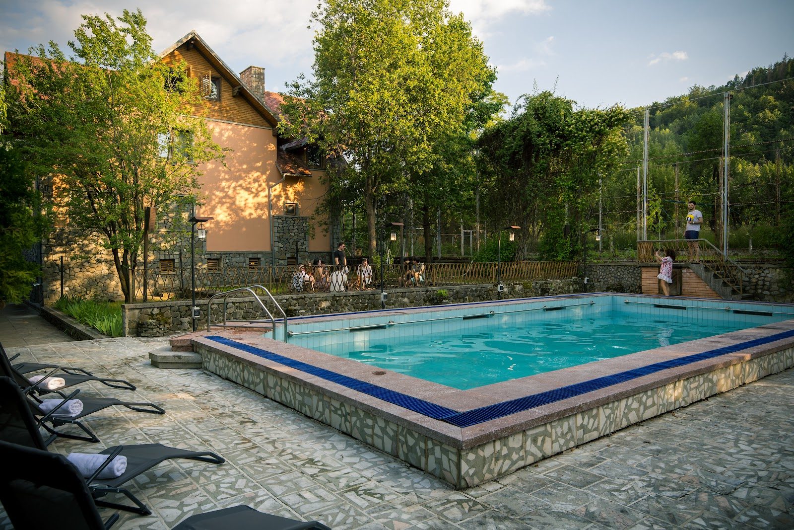 Piscină, curte & teren