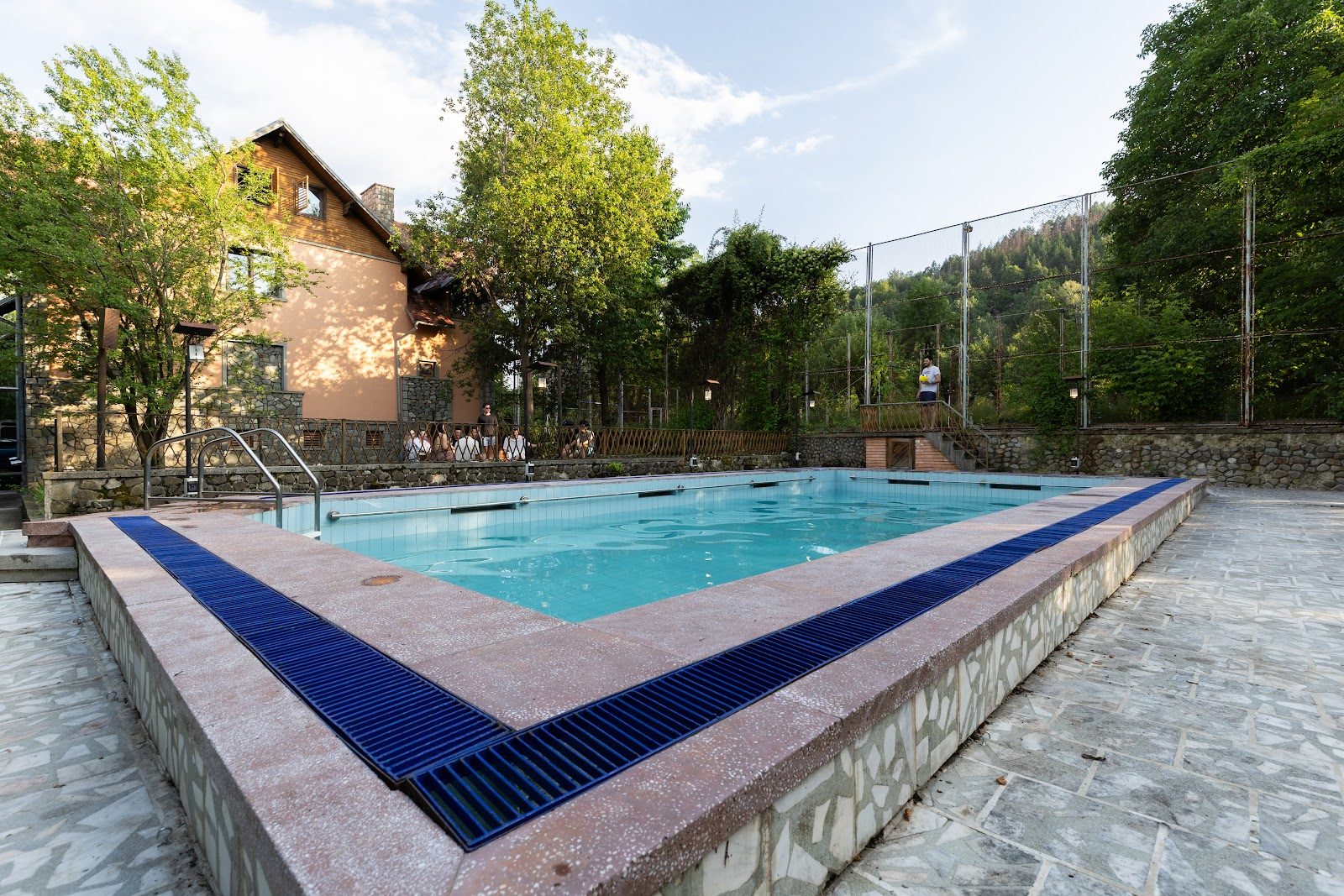 Piscină, curte & teren