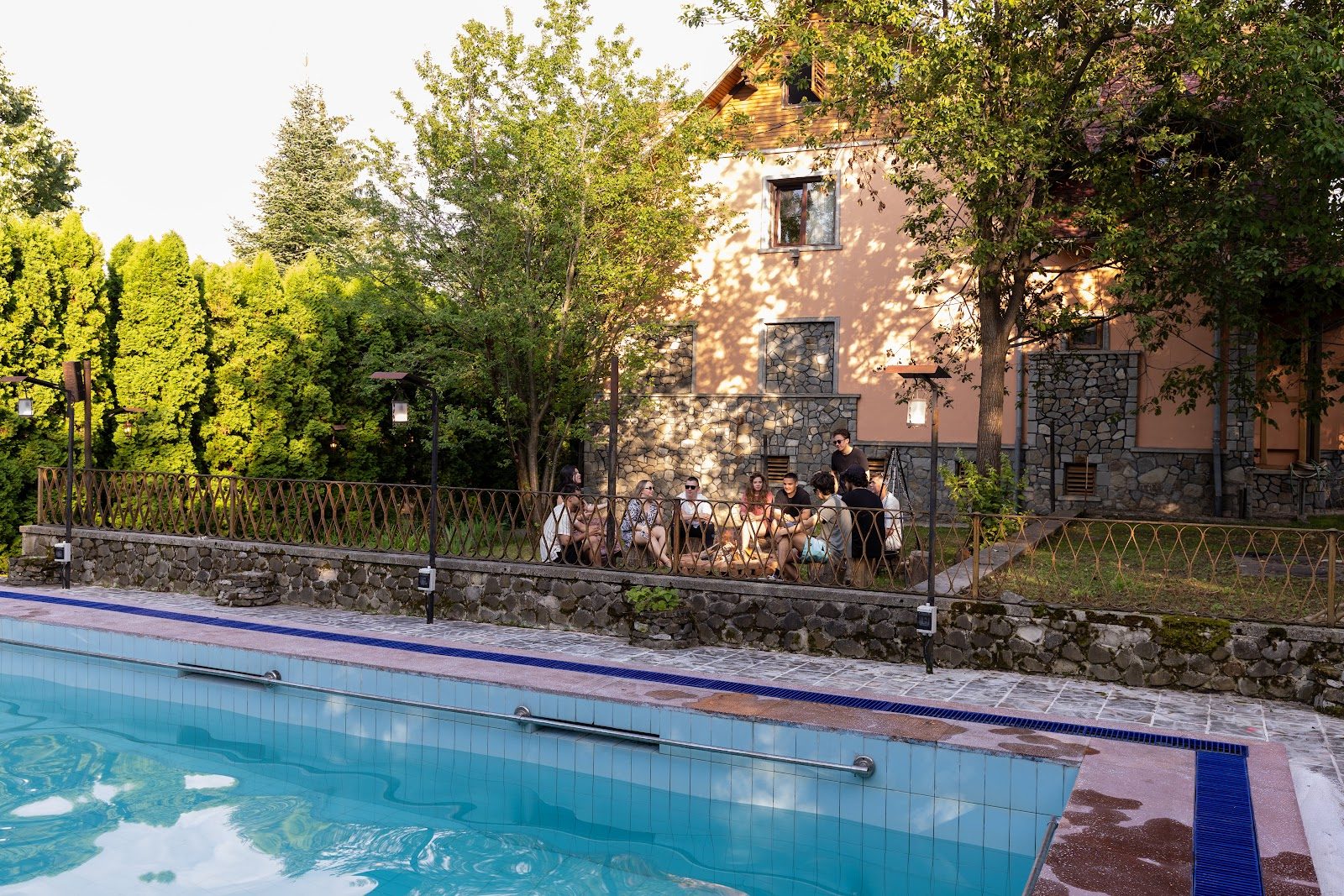 Piscină, curte & teren