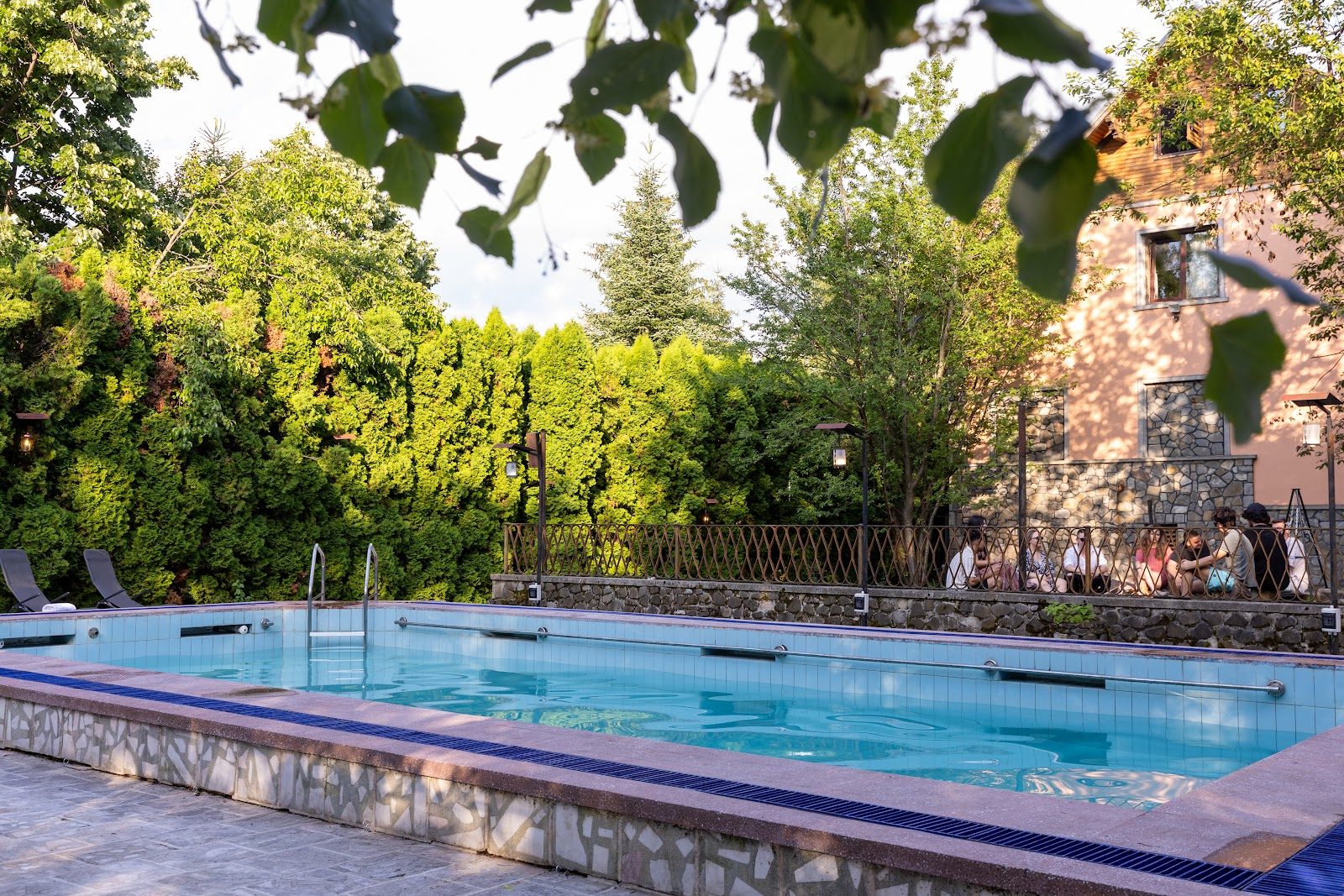 Piscină, curte & teren