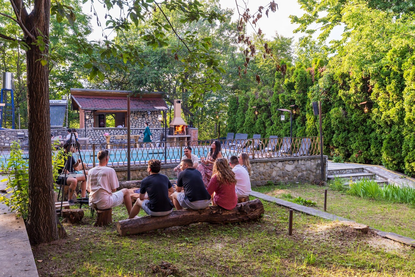 Piscină, curte & teren