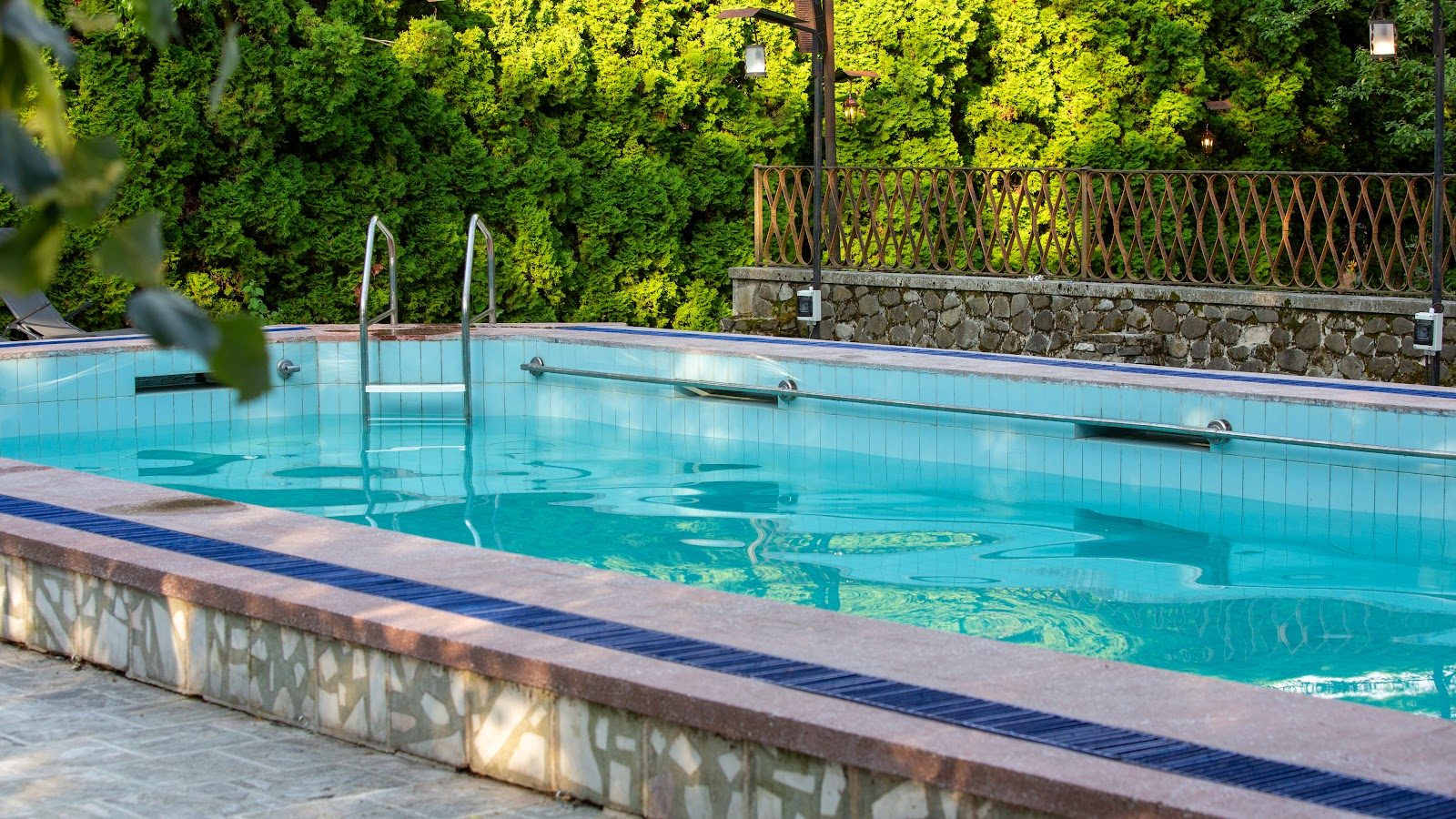 Piscină, curte & teren
