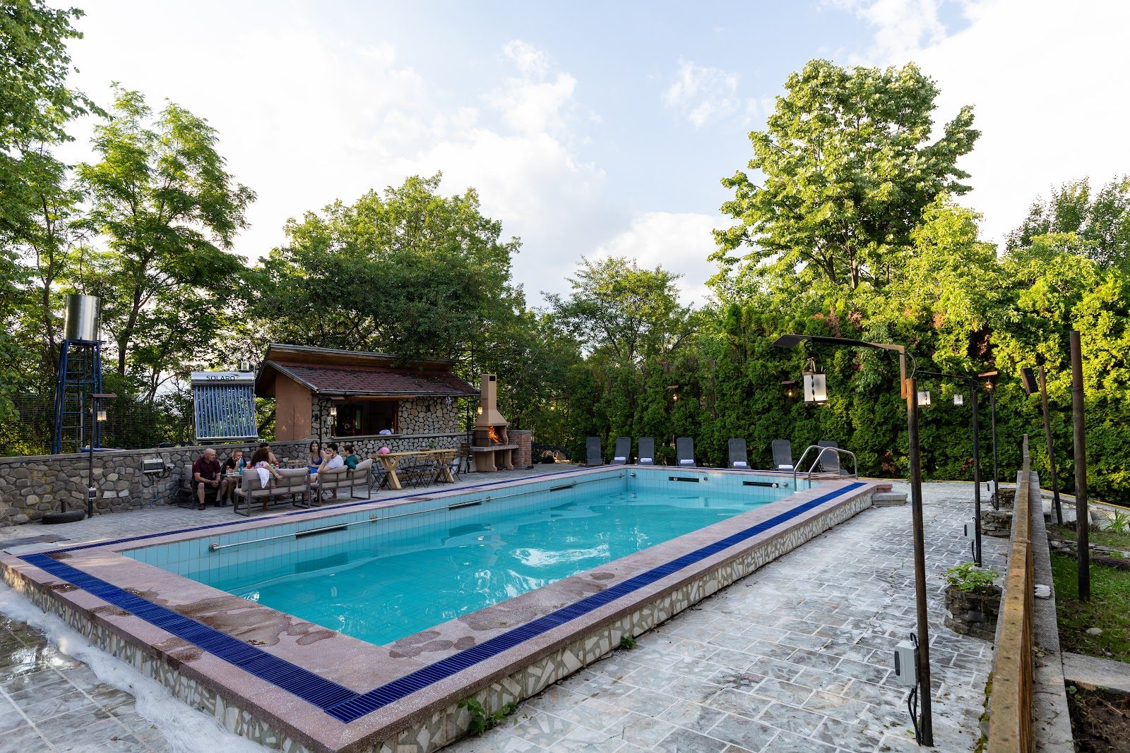 Piscină, curte & teren