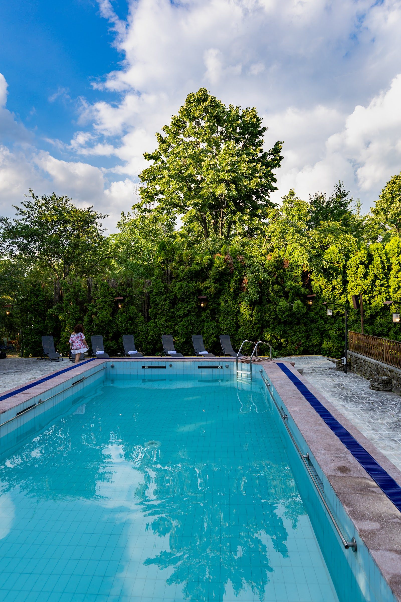 Piscină, curte & teren