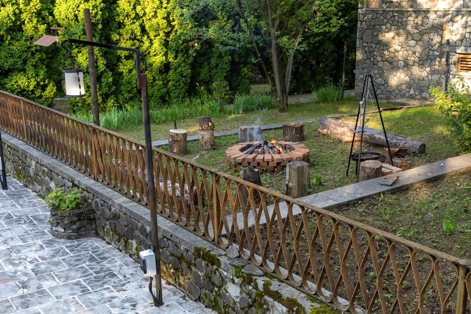 Piscină, curte & teren