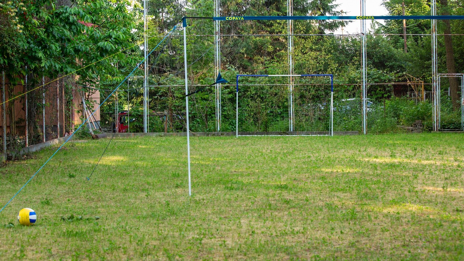 Piscină, curte & teren