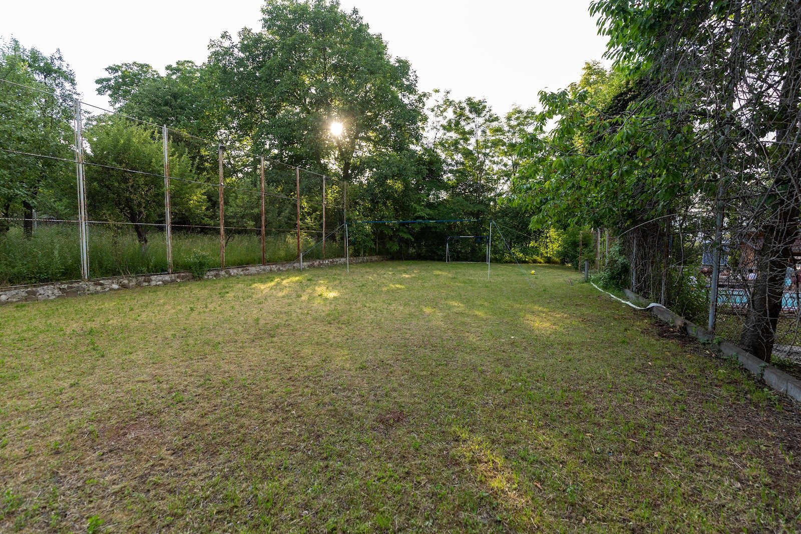 Piscină, curte & teren
