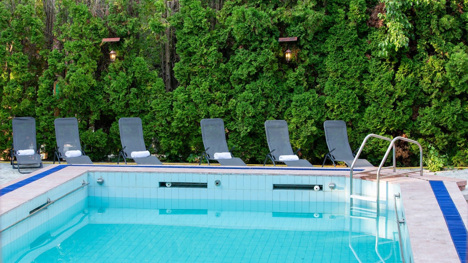 Piscină, curte & teren