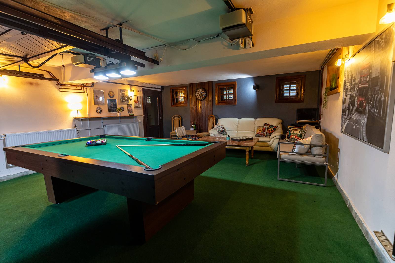 Zonă de darts și relaxare în sala de jocuri la Casa Rodica