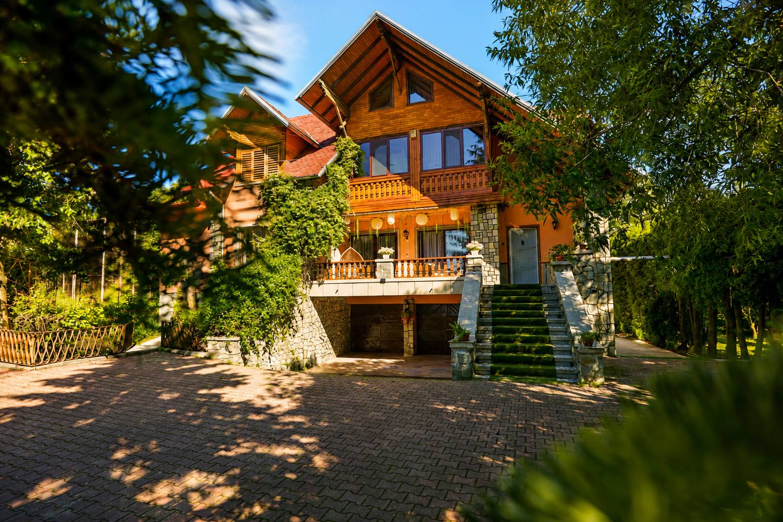 Fațada și intrarea la Casa Rodica, Breaza de Sus