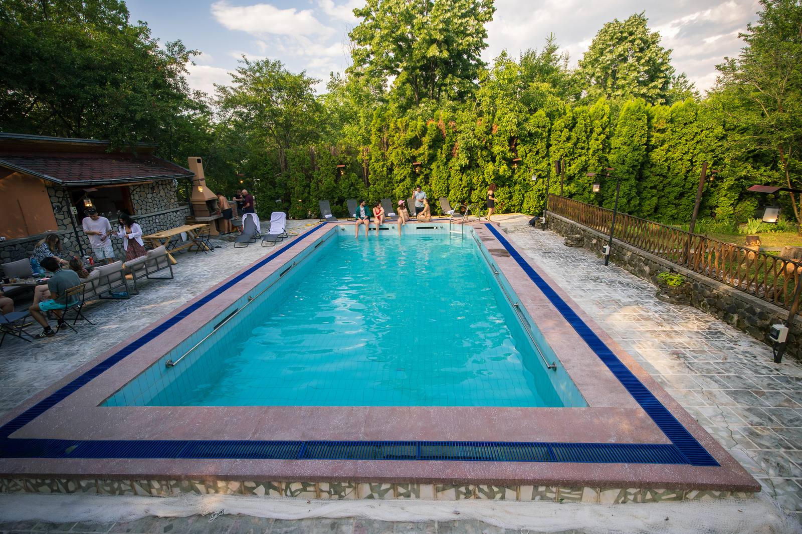 Piscină, curte & teren