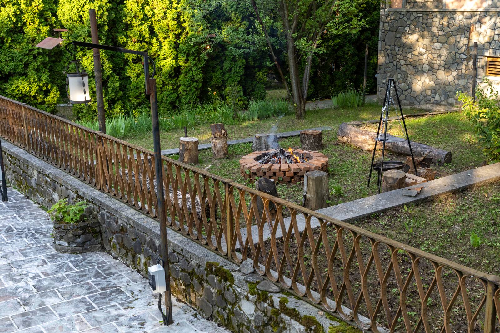 Piscină, curte & teren