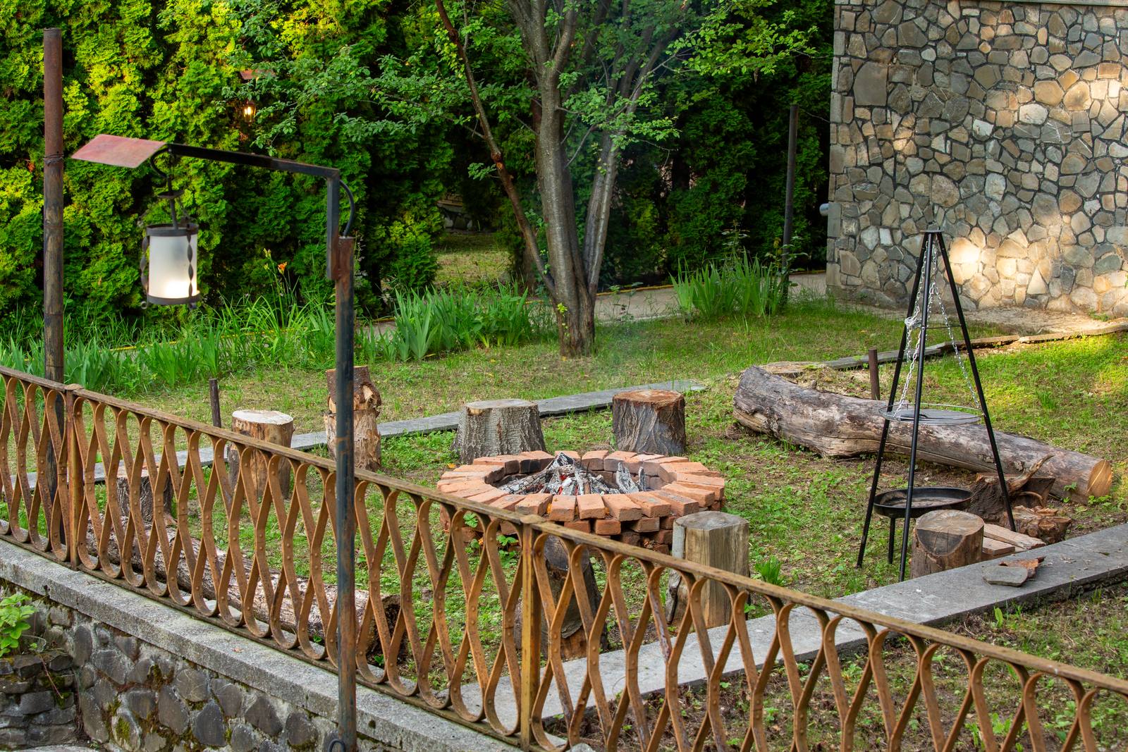 Piscină, curte & teren